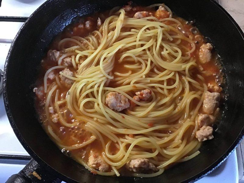 Спагетти с соусом из томатов и колбасками