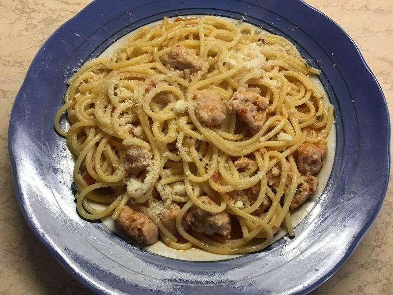 Спагетти с соусом из томатов и колбасками