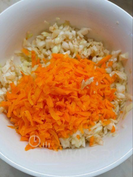 Витаминный салат из свежей капусты, яблок и морковки