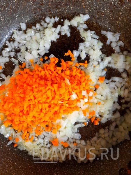 Минтай, жареный с морковкой и луком: простое и питательное блюдо