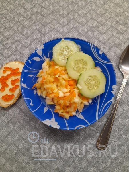 Витаминный салат из свежей капусты, яблок и морковки