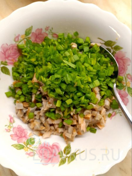 Слоёный салат из солёных грибов